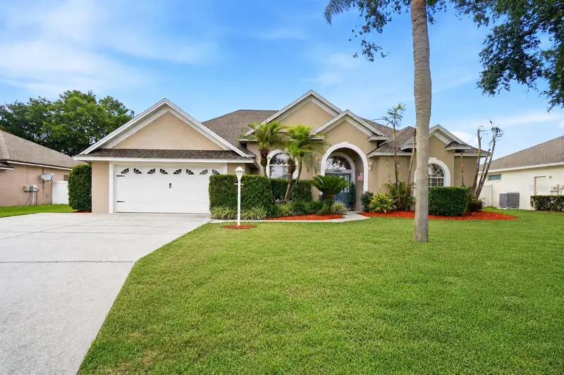 335 Ruby Lake Loop, FL