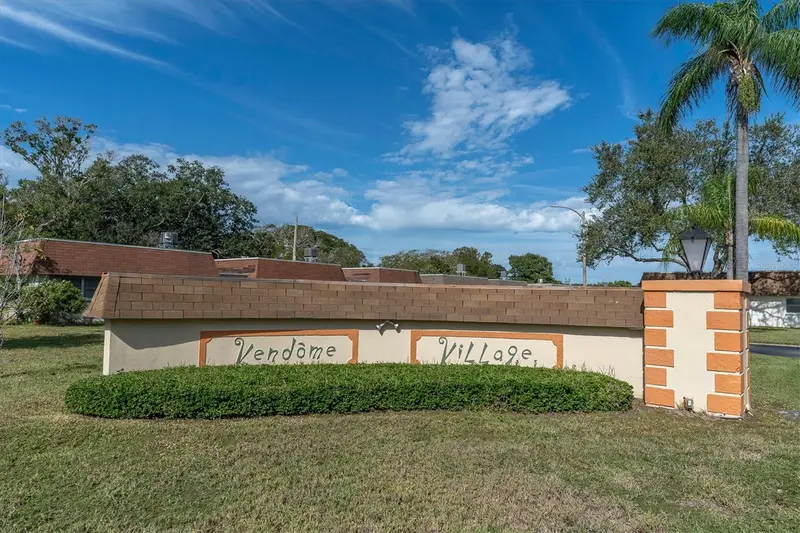 8260 Burgundy Dr N, FL