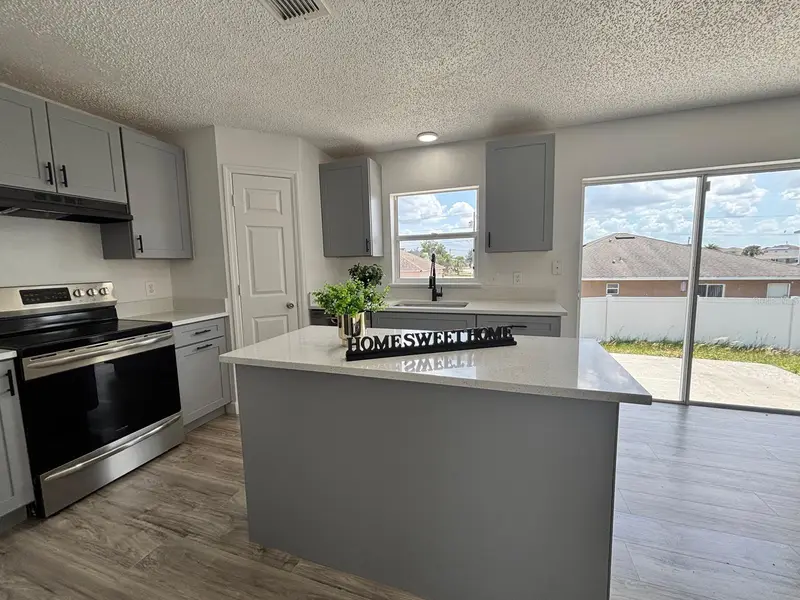404 Manitoba Dr, FL