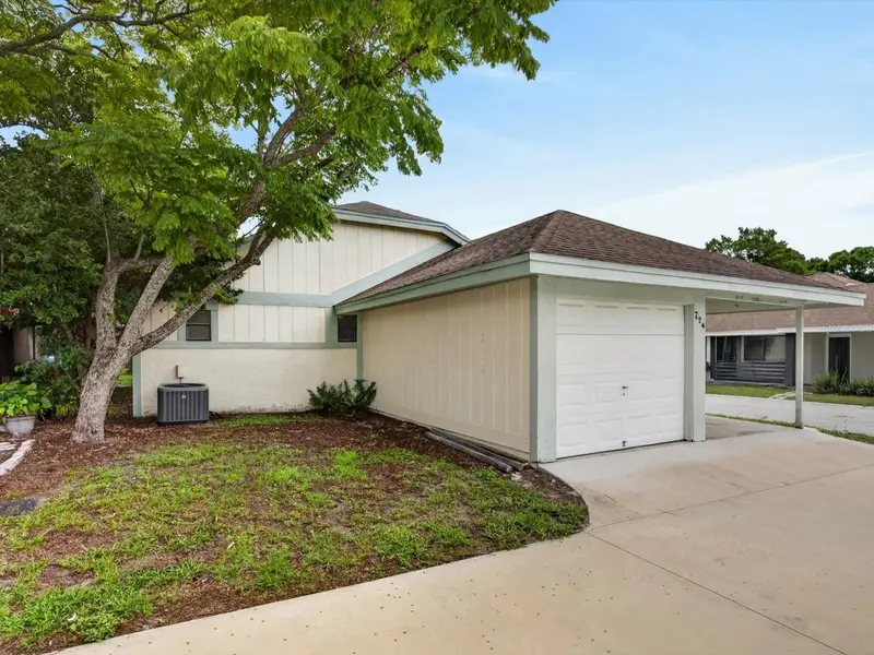 724 Lakeside Dr, FL