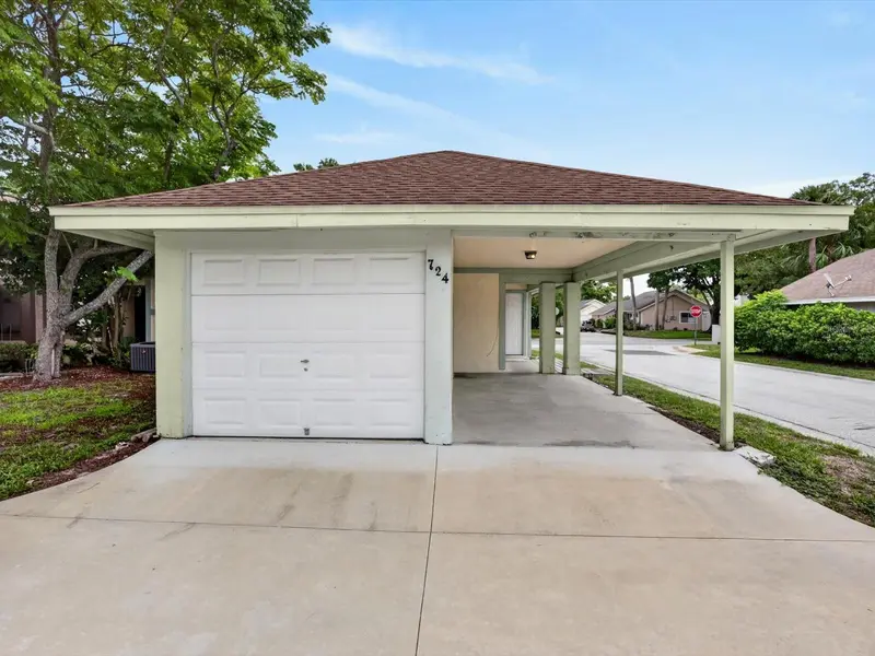 724 Lakeside Dr, FL