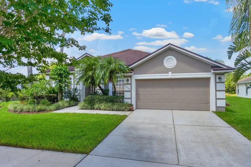 13903 Bluewater Cir, FL