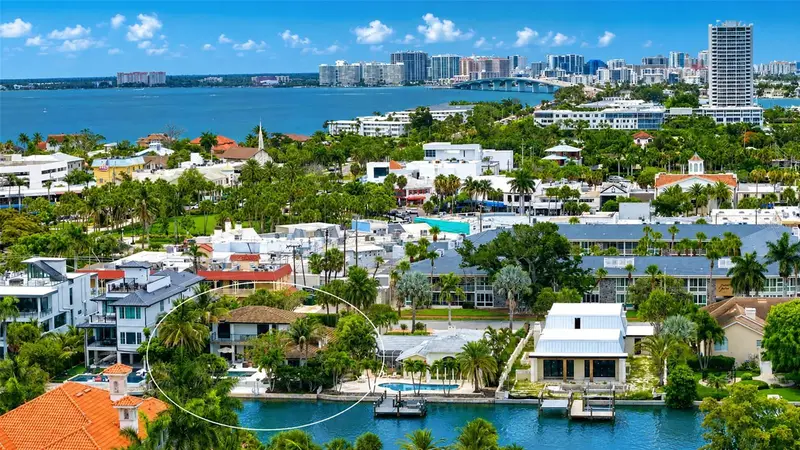 541 S Washington Dr, FL