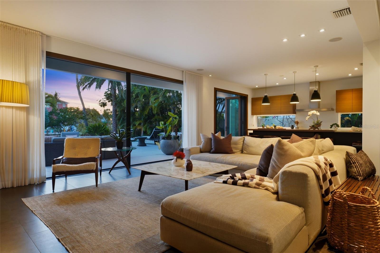 541 S Washington Dr, FL