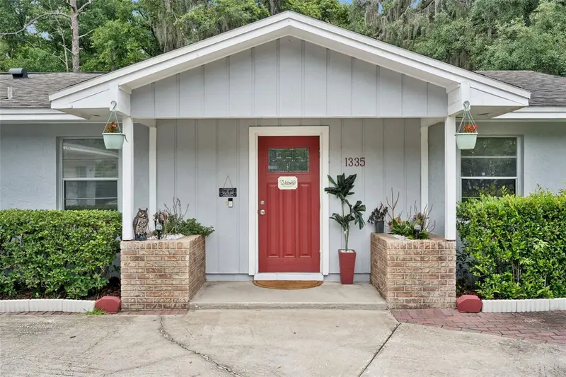1335 Yvonne St, FL