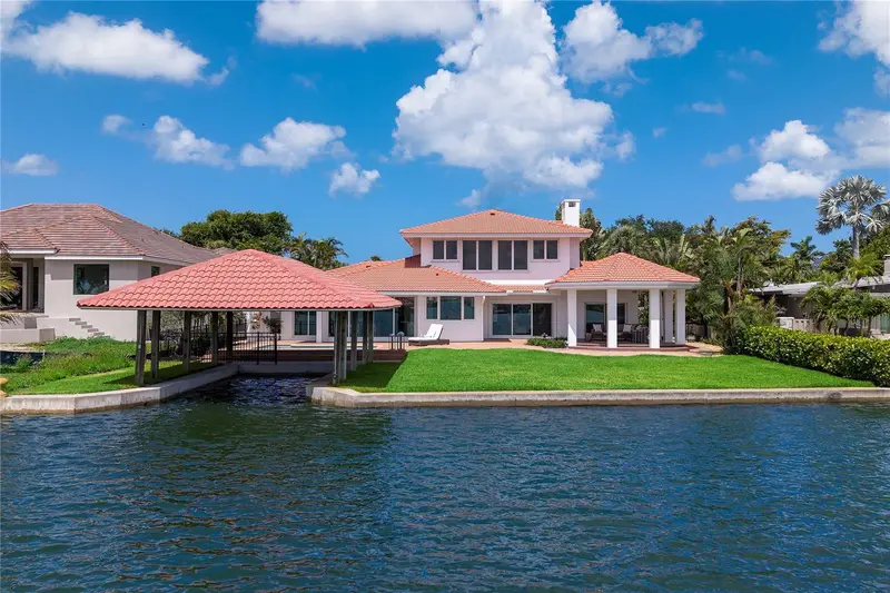 330 W Bay Dr, FL