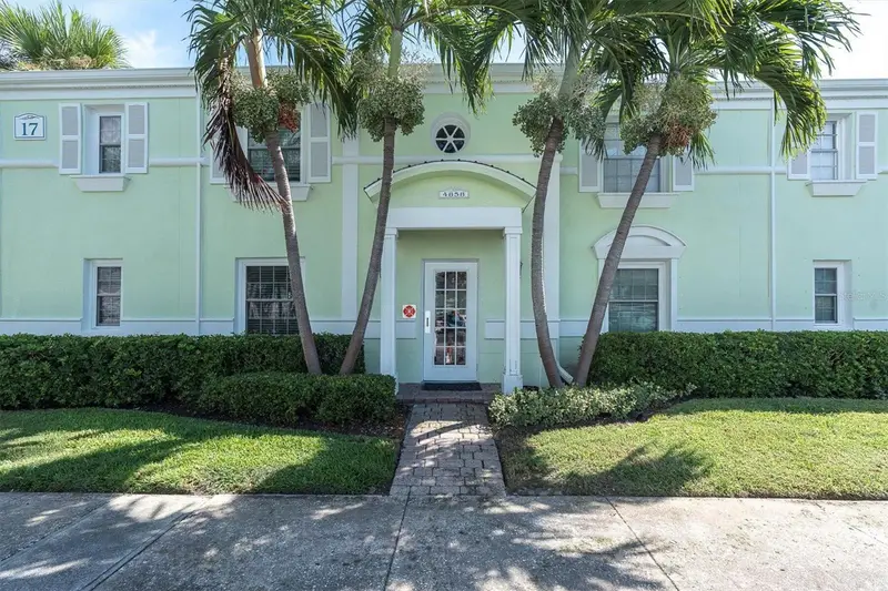 4858 Coquina Key Dr Se #D, FL
