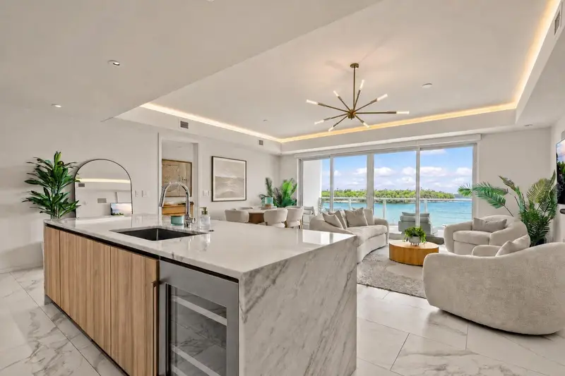 1020 Sunset Point Rd #310, FL