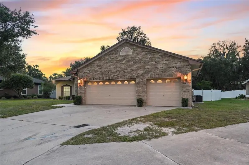 448 Lake Harris Dr, FL