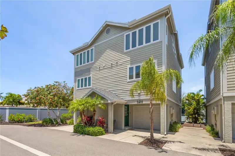 528 Forest Way, FL