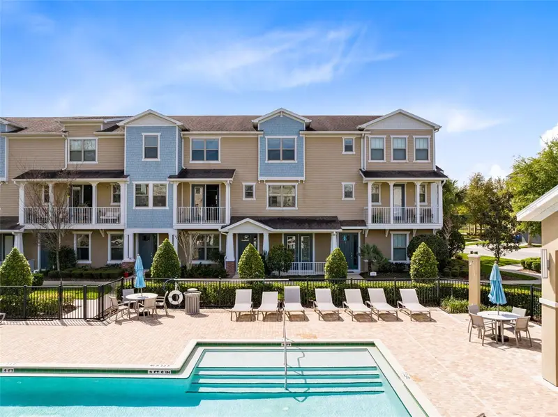 586 Piazza Pt, FL