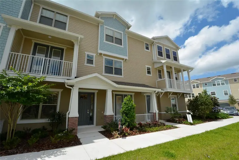 586 Piazza Pt, FL