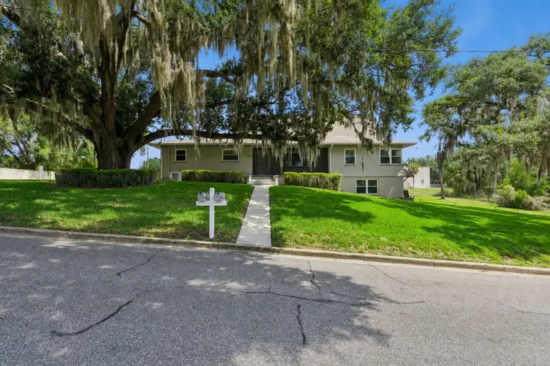 490 W Desoto St, FL