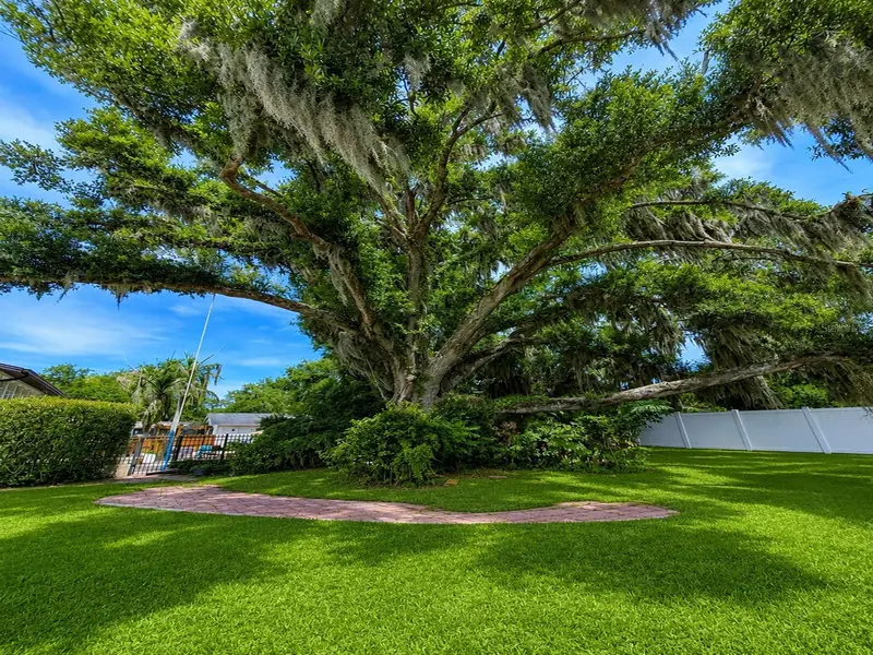 Lake Ave, FL