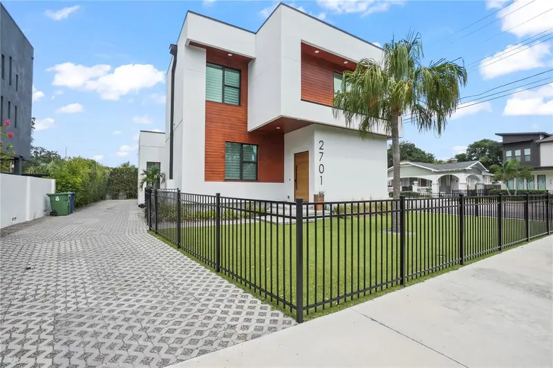 2701 N Poplar Ave, FL