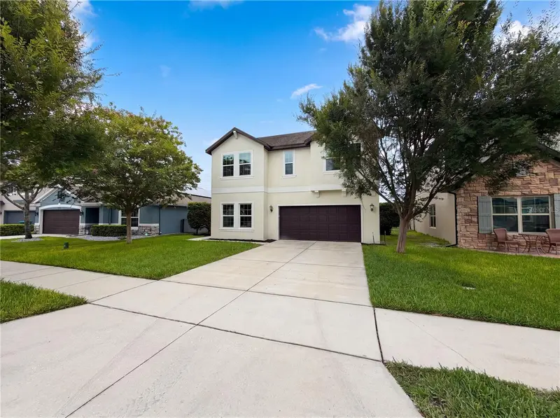 811 Maple Leaf Loop, FL