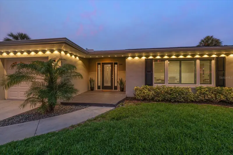 209 Live Oak Ln, FL