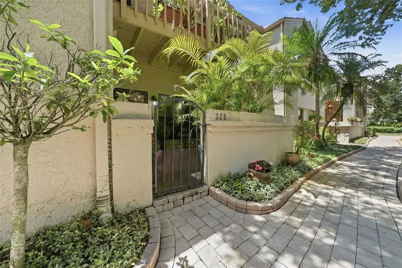 328 Los Prados Dr #328, FL
