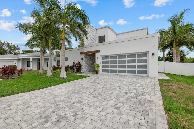 811 30th Ct E, FL