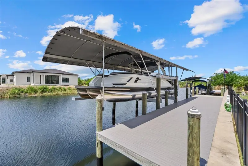 15672 Lakeland Cir, FL