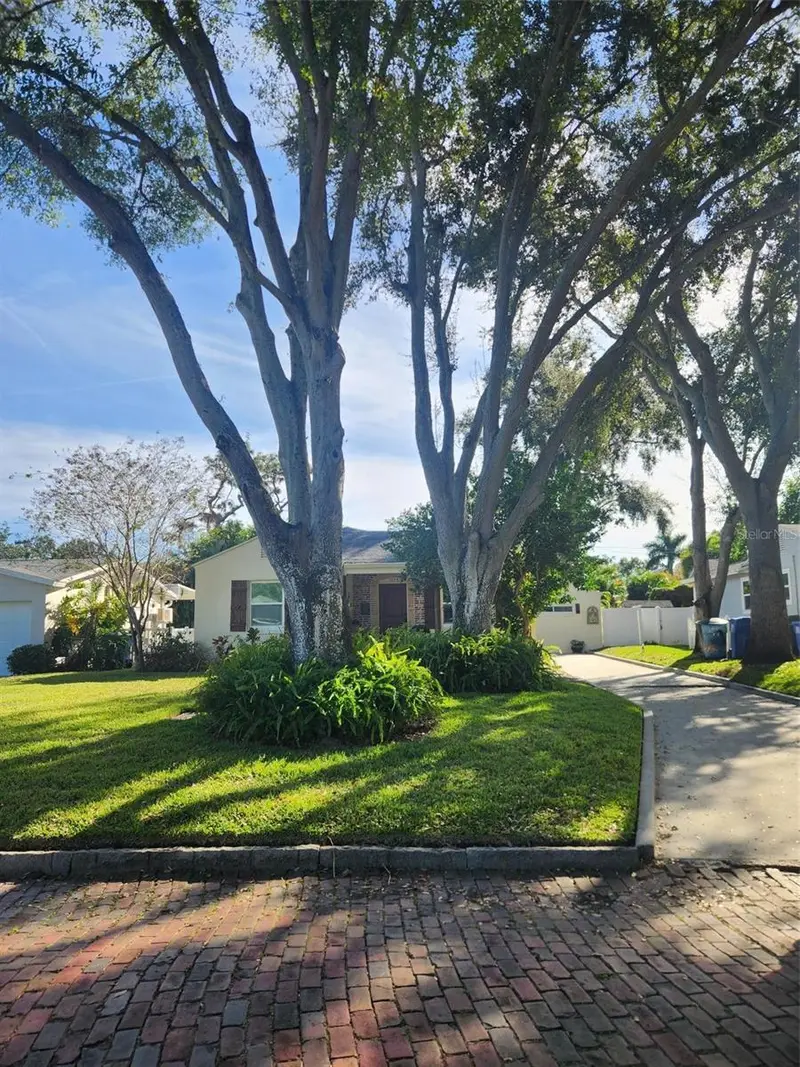 734 37th Ave N, FL