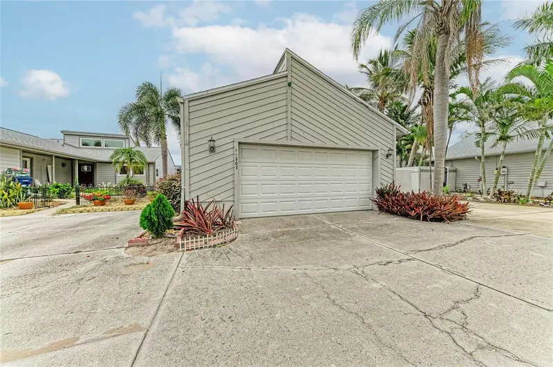11207 Longwood Ct, FL