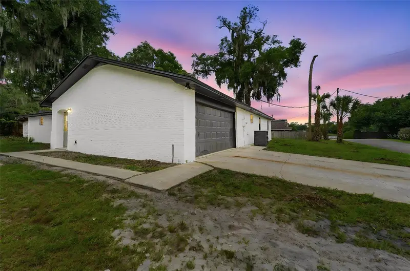 107 S High St, FL