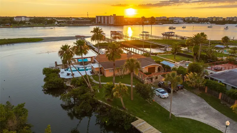 2 Richmond Dr, FL