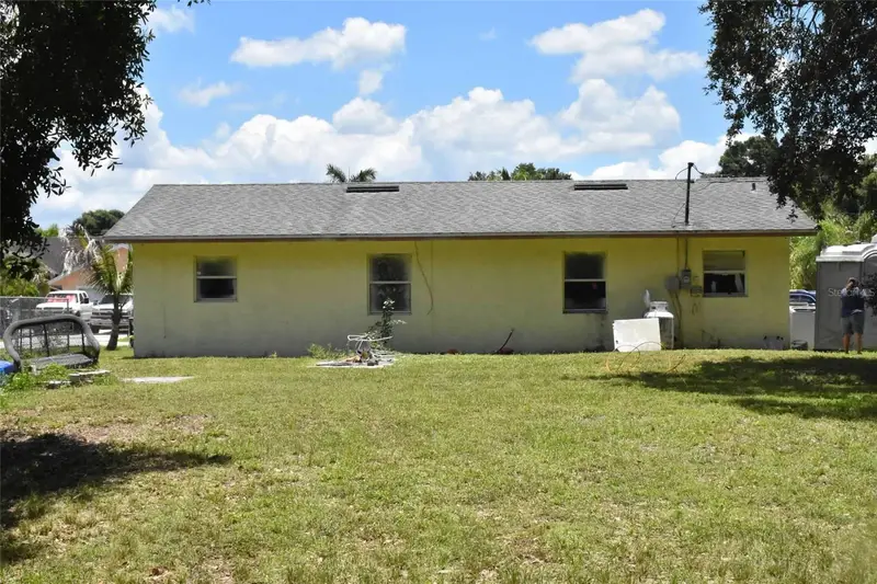 907 Pine St, FL