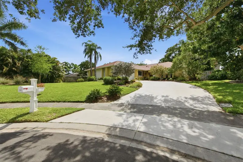 709 Grovewood Ln, FL