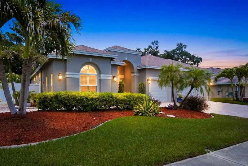 141 Old Oak Cir, FL