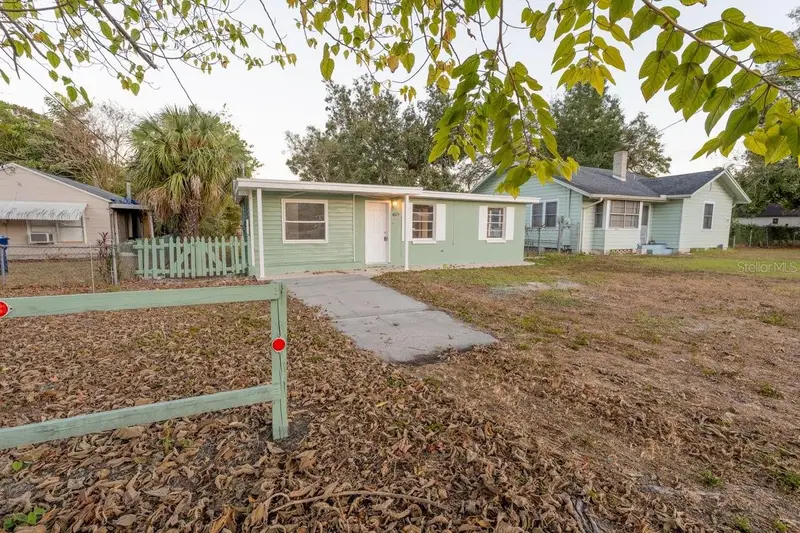 8623 N Willow Ave, FL