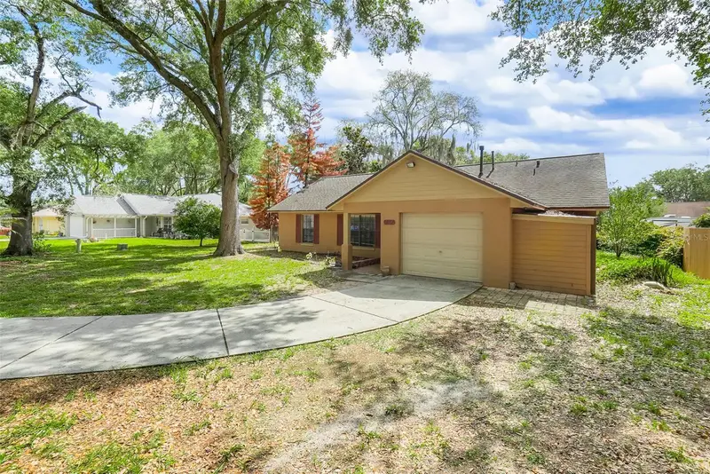 207 Howard Ct, FL