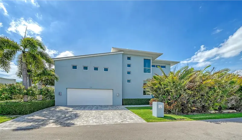 705 Jungle Queen Way, FL