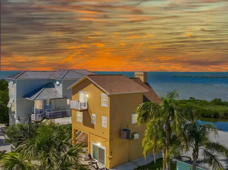 6633 Driftwood Dr, FL