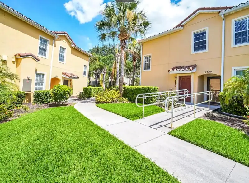2736 Oakwater Dr, FL