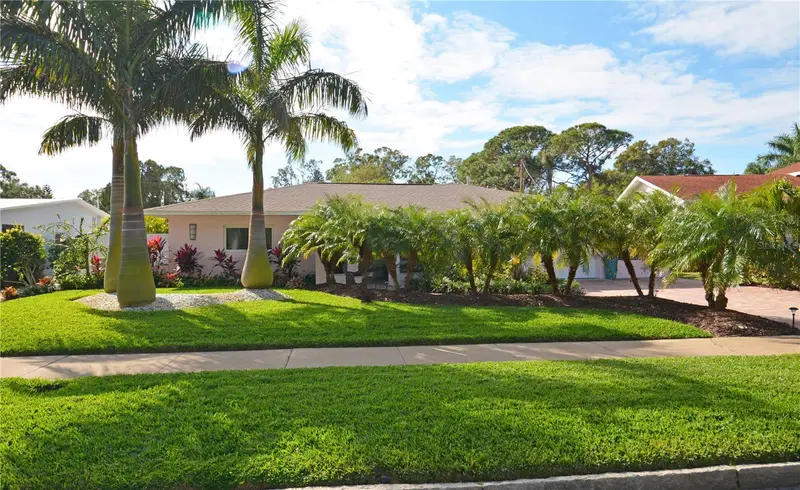 7020 Mango Ave S, FL