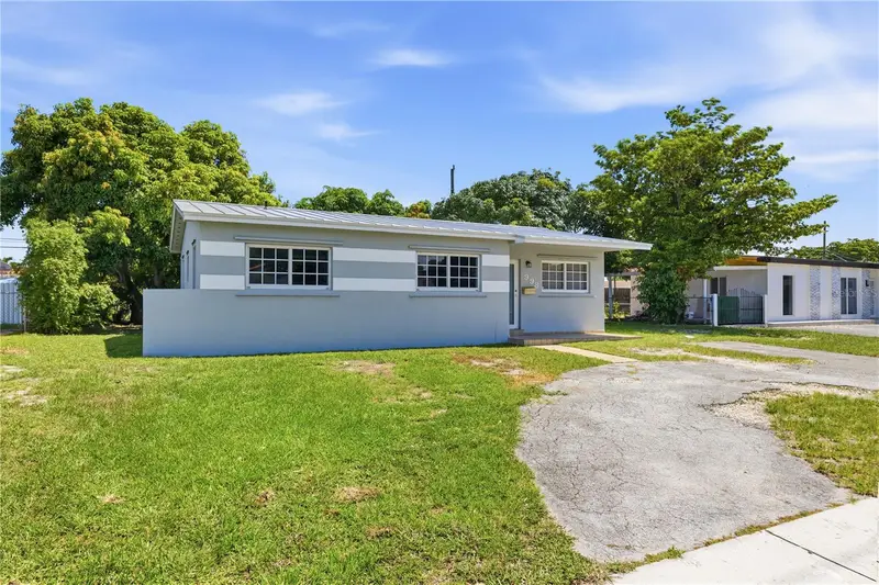 998 W 68th St, FL