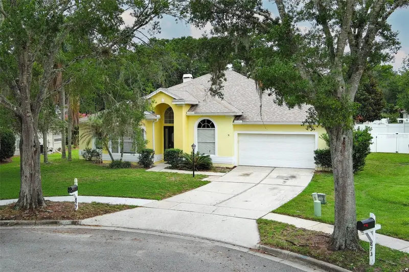 877 Kensington Gardens Ct, FL