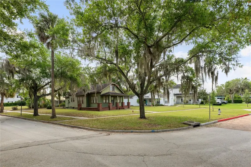 230 Killarney Dr, FL