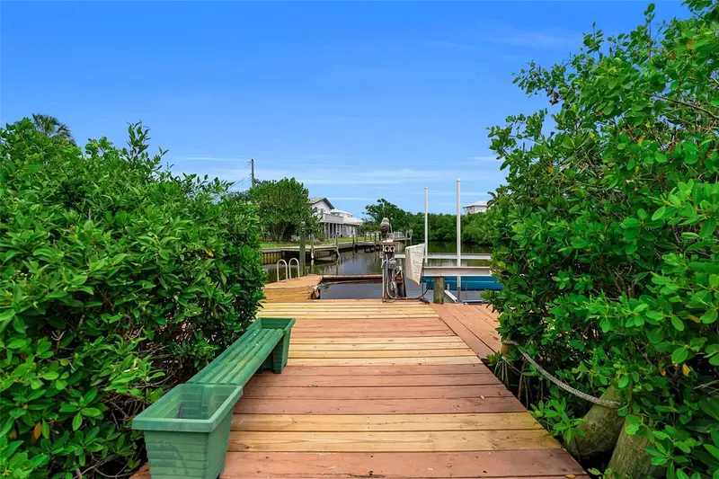 332 Shore Dr, FL