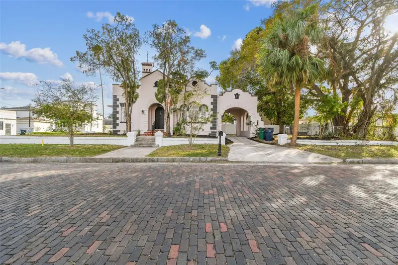2102 W La Salle St, FL