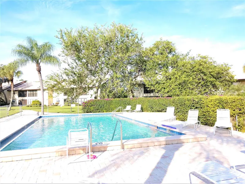 400 Mission Trl E #B, FL