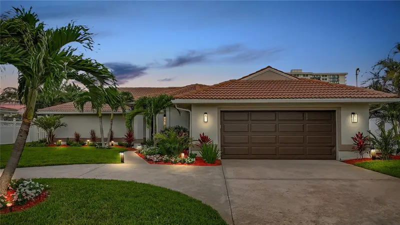 324 Leeward Is, FL