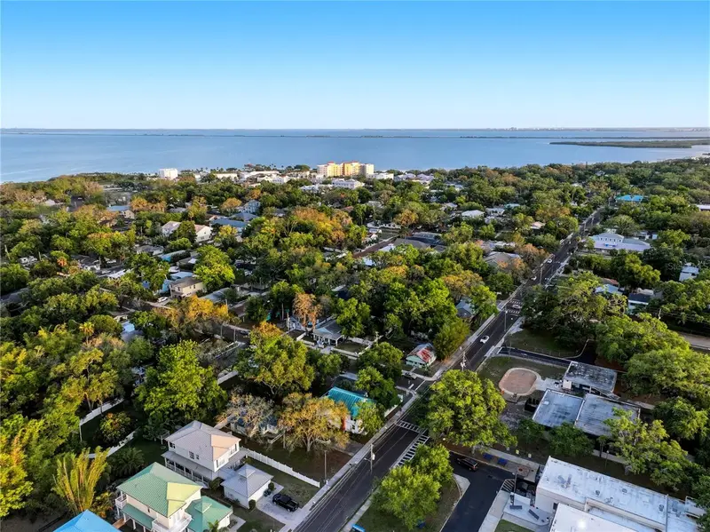 526 5th Ave N, FL