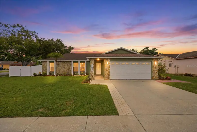 102 Peacock Cir, FL