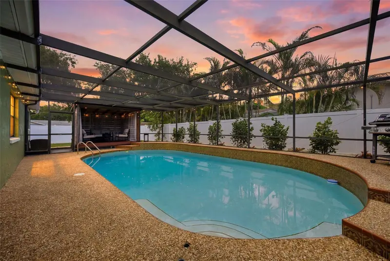 102 Peacock Cir, FL