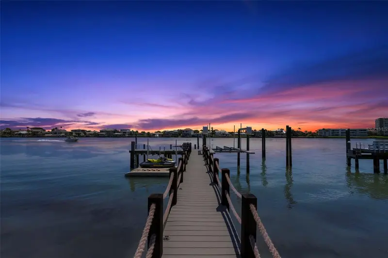 819 Bay Esplanade, FL