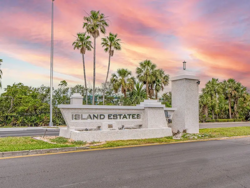 690 Island Way #507, FL