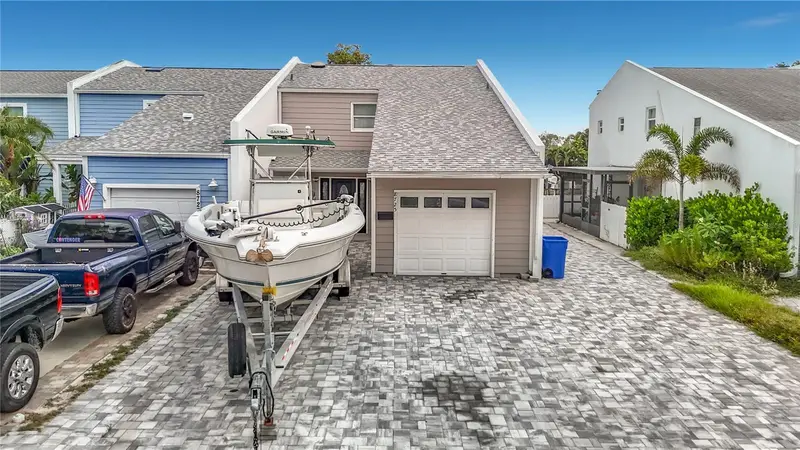 8725 Bay Pointe Dr, FL